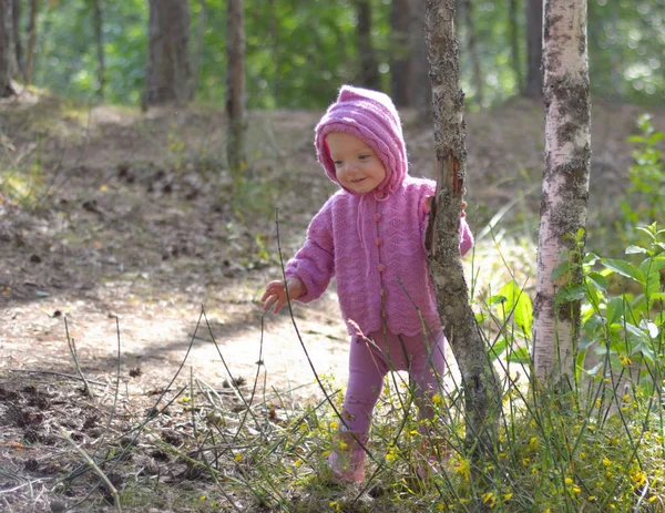 Küçük kız tek başına ormanda yürüyor