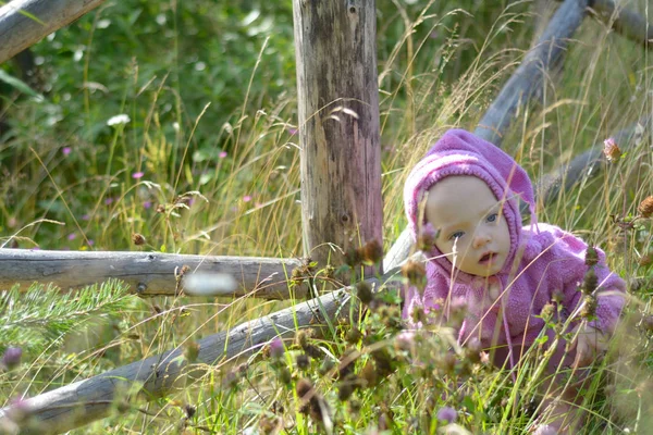 Küçük kız tek başına ormanda yürüyor