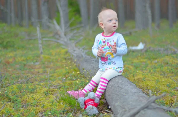 Küçük kız tek başına ormanda yürüyor