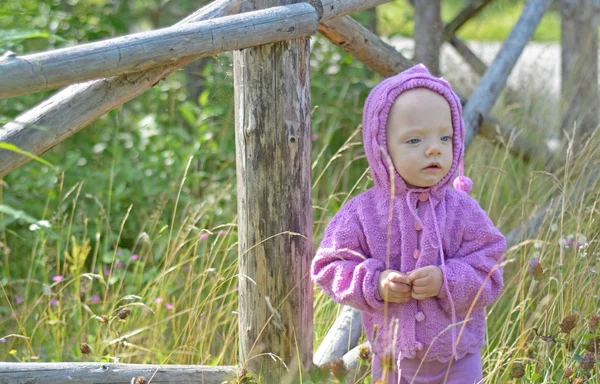 Küçük kız tek başına ormanda yürüyor