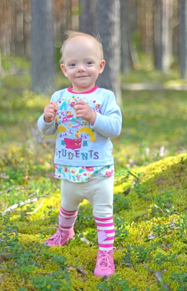 Küçük kız tek başına ormanda yürüyor