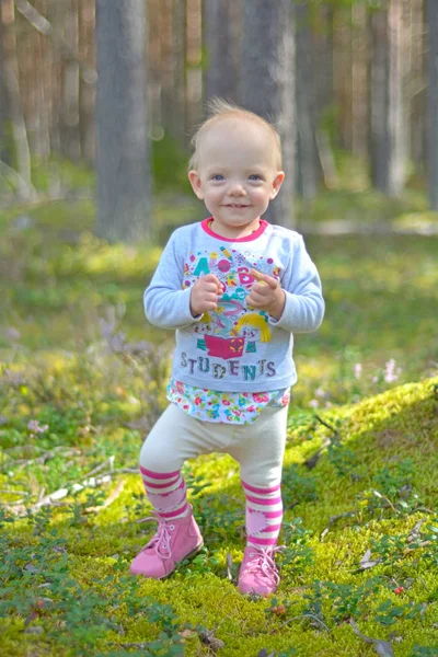 Küçük kız tek başına ormanda yürüyor