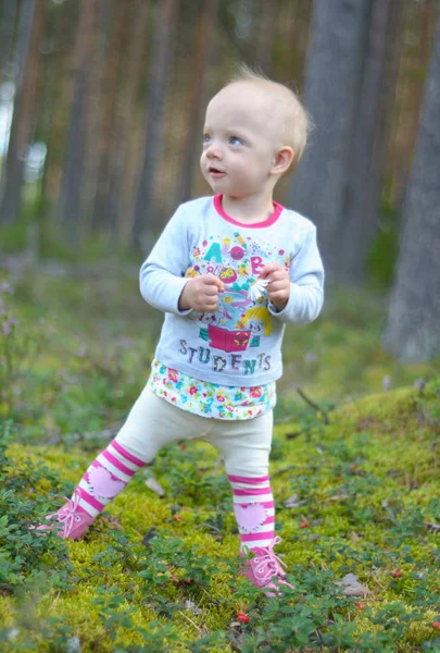 Küçük kız tek başına ormanda yürüyor