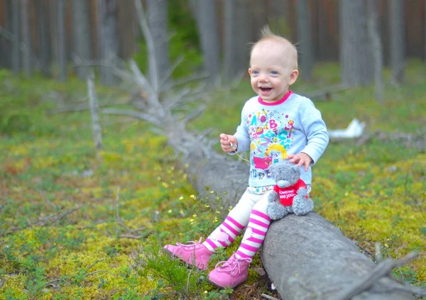 Küçük kız tek başına ormanda yürüyor