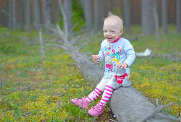 Küçük kız tek başına ormanda yürüyor