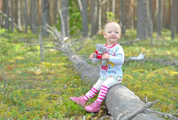 Küçük kız tek başına ormanda yürüyor