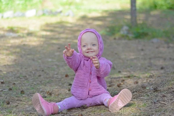 Küçük kız tek başına ormanda yürüyor