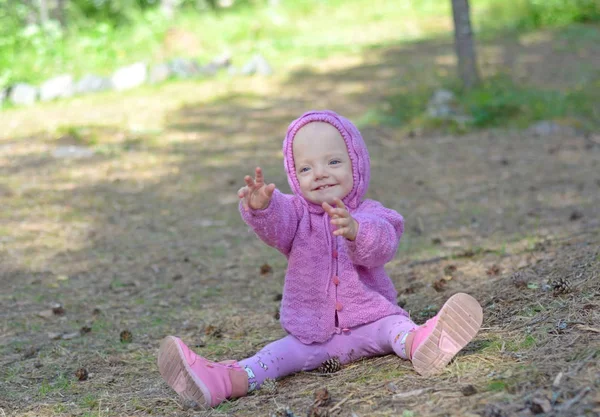 Küçük kız tek başına ormanda yürüyor