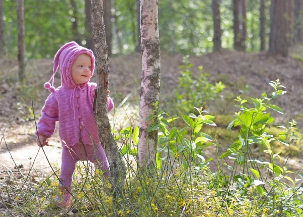 Küçük kız tek başına ormanda yürüyor