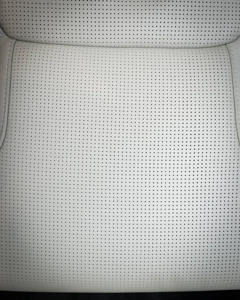 部分白色穿孔皮革汽车座椅细节 — 图库照片