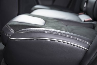 Modern lüks araba, yan görünüm, siyah delikli deri arka yolcu koltukları