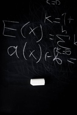 Matematik formülleri blackboard arka plan üzerinde beyaz tebeşir tarafından yazılmış bir parçası.