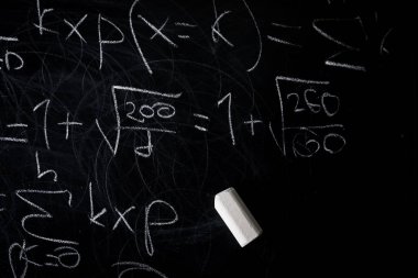 Matematik formülleri blackboard arka plan üzerinde beyaz tebeşir tarafından yazılmış bir parçası.