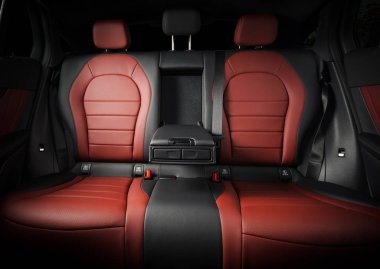 Modern spor araba kırmızı deri iç, backseats önden görünüm.