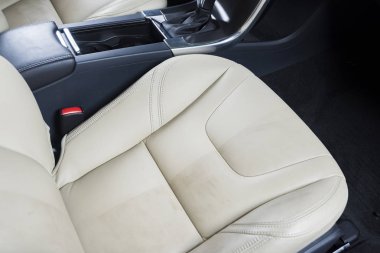 Beyaz deri araç iç yarı temizlenmiş araba koltuğu. Ayrıntılı Temizleme araba örneği