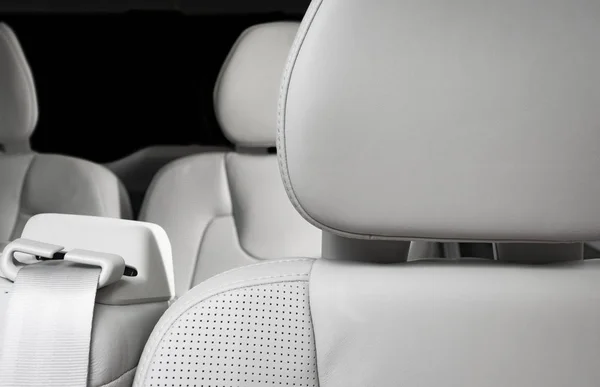 Λευκό Διάτρητο Οδηγοί Προσκέφαλο Δέρμα Νέα Σπορ Καθισμάτων Αυτοκινήτου — Φωτογραφία Αρχείου