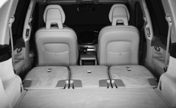 从后面的乘客座椅在现代豪华车 正面视图 白色皮革 — 图库照片