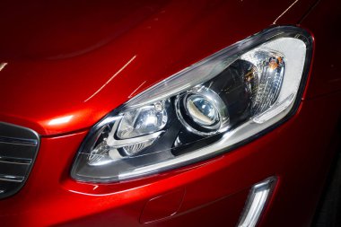 Yırtıcı araba Far ve güçlü spor arabanın kaputuna 