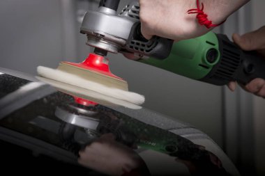 adam siyah araba Lehçe makinesi ile parlatma.