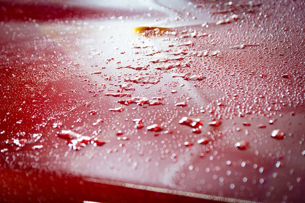 Detail Von Wassertropfen Auf Ein Rotes Auto Nach Dem Regen — Stockfoto