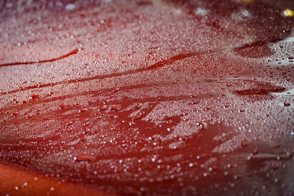 Detail Von Wassertropfen Auf Ein Rotes Auto Nach Dem Regen — Stockfoto