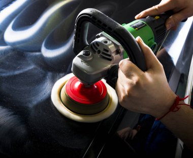 adam siyah araba Lehçe makinesi ile parlatma.