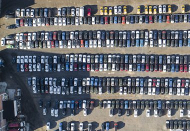 Otoparklar, üst manzara. Otoparka park etmiş renkli arabaların hava manzarası..