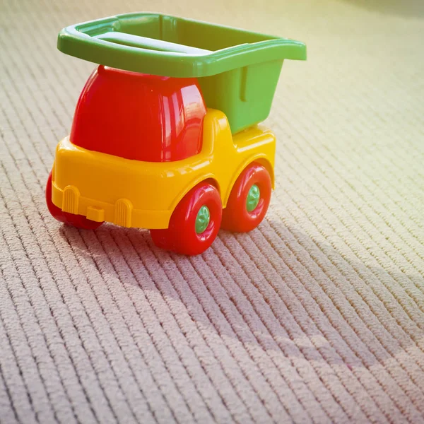 Camion Giocattolo Sul Tappeto Nella Stanza Dei Bambini — Foto Stock
