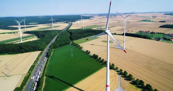 Lotu Ptaka Wiatrak Przeciw Błękitne Niebo Chmurami Turbiny Wiatrowej Wysokiej — Wideo stockowe