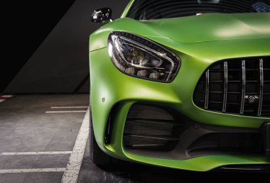 Sankt-Petersburg, Rusya, 12 Ocak 2018: Yeşil Mercedes-Benz coupe Gt-R 63 Amg Affalterbach, test sürüşünde.