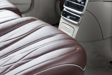 Arka koltuklar modern lüks araba, beyaz ve kırmızı, dikişli deri.