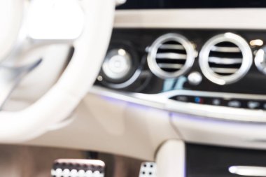 Soyut modern lüks araba iç dekorasyonunun bulanık görüntüsü. Araç içi lüks. Bulanık doku, bokeh arkaplan