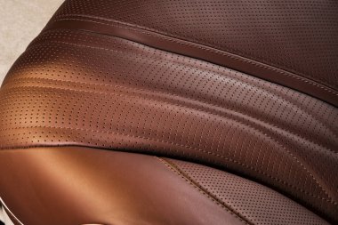 Modern spor araba kırmızı kum kaplama deri iç döşeme. Deri koltuğun dikişli bir parçası.