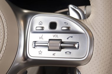 dümendeki medya kontrol düğmeleri, ses, ev, el yapımı mod, modern lüks araba iç ayrıntıları