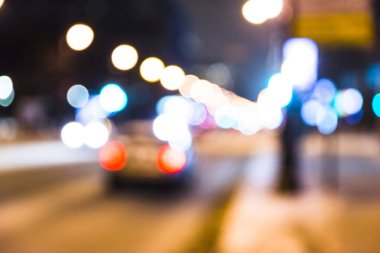 Bulanık fotoğraf, alacakaranlık vakti şehir manzarası, gece şehir yolunun trafik ışıkları..