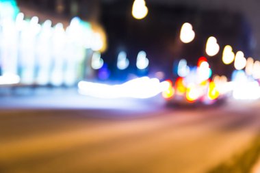 Bulanık fotoğraf, alacakaranlık vakti şehir manzarası, gece şehir yolunun trafik ışıkları..