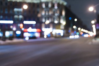 Bulanık fotoğraf, alacakaranlık vakti şehir manzarası, gece şehir yolunun trafik ışıkları..