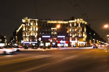 Bulanık fotoğraf, alacakaranlık vakti şehir manzarası, gece şehir yolunun trafik ışıkları..