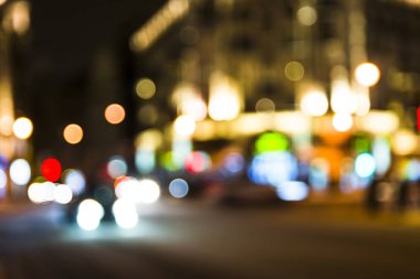 Bulanık fotoğraf, alacakaranlık vakti şehir manzarası, gece şehir yolunun trafik ışıkları..