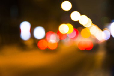 Bulanık fotoğraf, alacakaranlık vakti şehir manzarası, gece şehir yolunun trafik ışıkları..