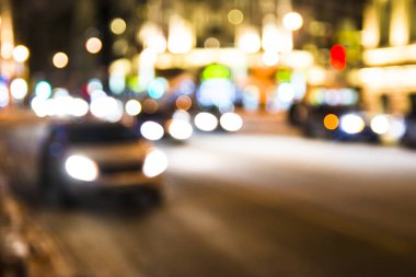 Bulanık fotoğraf, alacakaranlık vakti şehir manzarası, gece şehir yolunun trafik ışıkları..