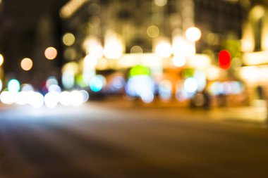 Bulanık fotoğraf, alacakaranlık vakti şehir manzarası, gece şehir yolunun trafik ışıkları..