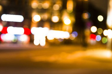 Bulanık fotoğraf, alacakaranlık vakti şehir manzarası, gece şehir yolunun trafik ışıkları..