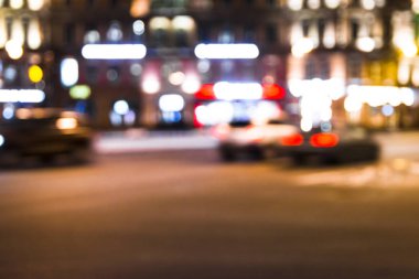 Bulanık fotoğraf, alacakaranlık vakti şehir manzarası, gece şehir yolunun trafik ışıkları..