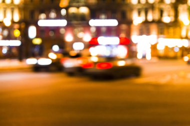 Bulanık fotoğraf, alacakaranlık vakti şehir manzarası, gece şehir yolunun trafik ışıkları..