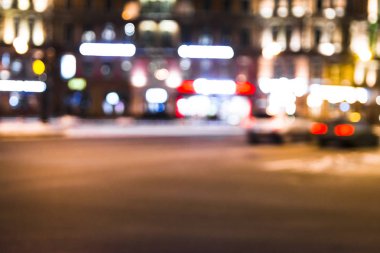 Bulanık fotoğraf, alacakaranlık vakti şehir manzarası, gece şehir yolunun trafik ışıkları..