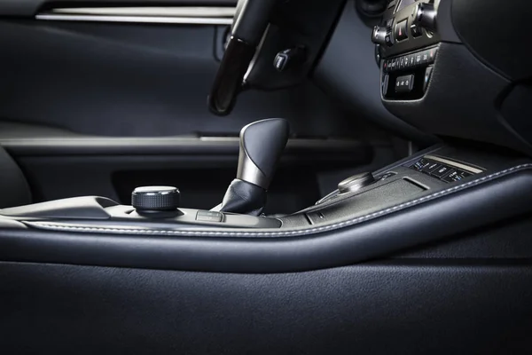 现代汽车的媒体和导航控制按钮 汽车内部的细节 黑色内饰豪华的现代汽车 在选择器上 换档杆 — 图库照片
