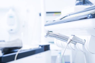 Diş aletleri. Denta yüksek hız türbini. Dişçi elmas silindirli dürbünlü dürbün. Beş arkaplandaki bulanık dişler.