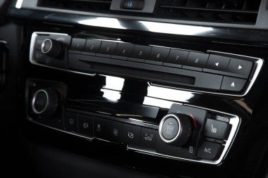 Arabanın içindeki havalandırma panelini kapat.