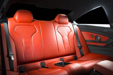 Arka koltuklar modern lüks araba, önden görüş, dikişli kırmızı deri.